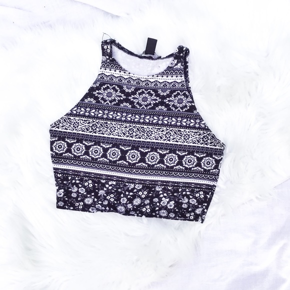 Forever 21 Tops - Forever 21 Black and White Patterned Crop Top